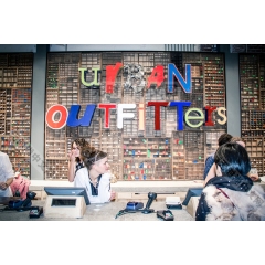 Urban Outfitters 全年收入31亿创新高