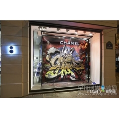 Chanel春夏系列双肩涂鸦背包在巴黎时尚潮店限时展售