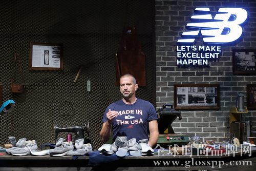 来自New Balance美国缅因州Norridgewock工厂的工匠为现场观众讲解英美产鞋款的制造过程