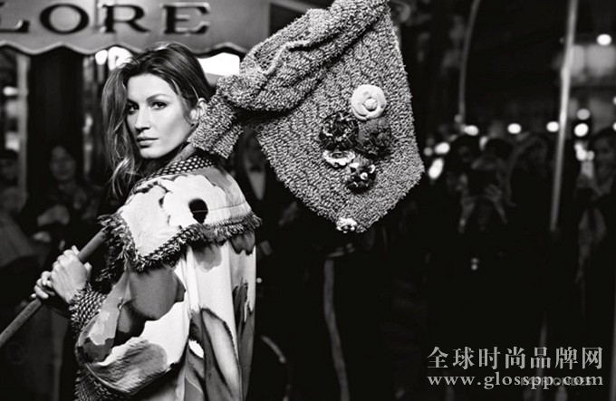 老佛爷在秀场上让模特们手举标牌，大声喊出自己的宣言，而在这组广告里，Chanel时装无疑也是最有力量的旗帜。