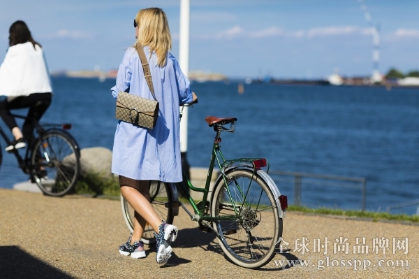 单车上的时髦北欧女郎 2016春夏哥本哈根时装周秀场外街拍Part2 