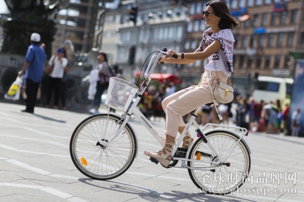单车上的时髦北欧女郎 2016春夏哥本哈根时装周秀场外街拍Part2 