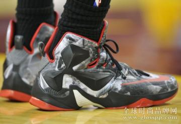 荣耀加身，詹姆斯赛场上脚 LeBron 13 “25000＂