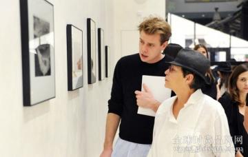 “不务正业”的设计师？Loewe创意总监Jonathan Anderson在迈阿密旗舰店举办艺术展