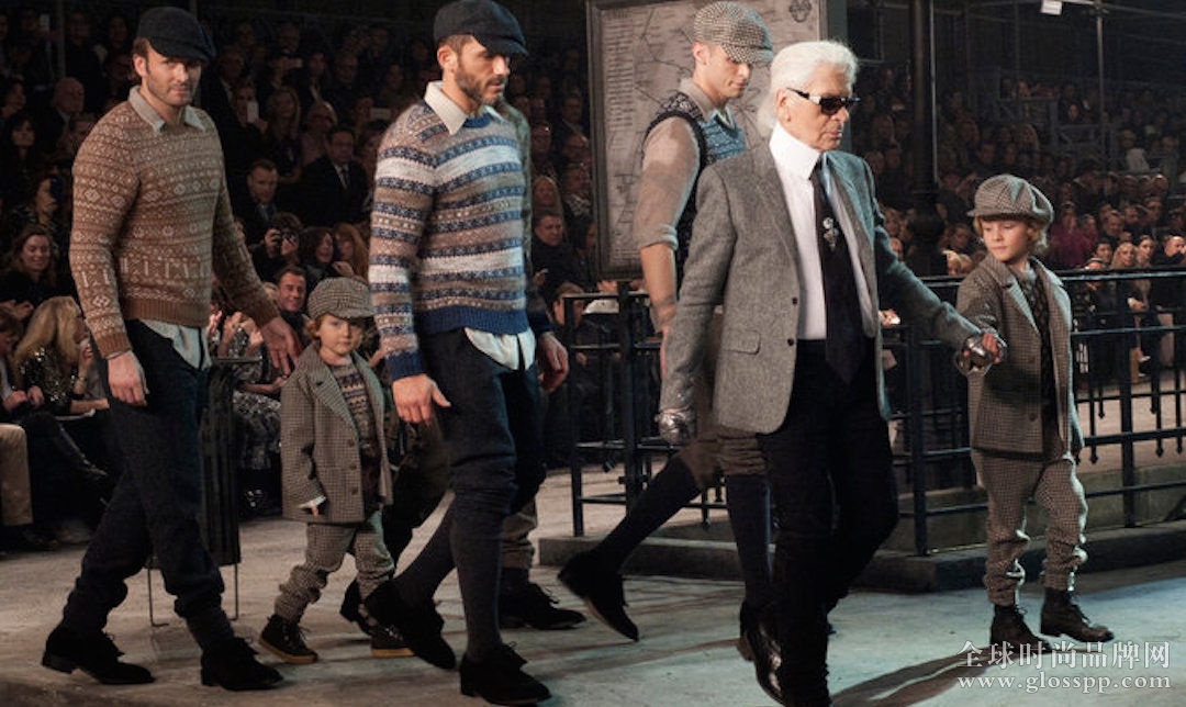 12 月1 日，“报童们”身穿被热议的针织衫围绕在 Chanel 设计师卡尔·拉格斐周围，拉格斐在时装秀尾声鞠躬谢幕。图片版权 Agnes Dherbeys，《纽约时报》