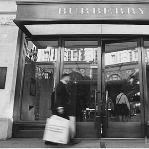 Burberry遭恶意收购? 外媒分析神秘买家最大可能是LVMH