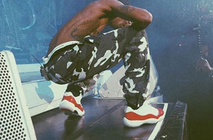 Travis Scott 提前上脚 Air Jordan 11 Low 白红配色