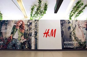 H&M旗下服饰品牌COS与丹麦家具品牌HAY跨界联合