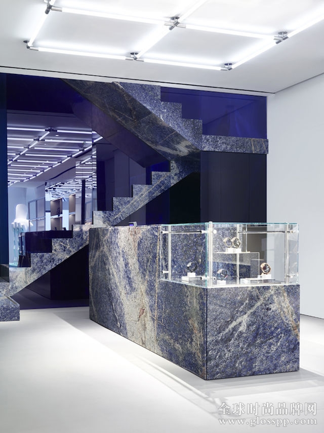 KENZO的米兰新店就用了大理石元素，它有246平米大，橱窗的装饰是一只正在捞意面的手。
