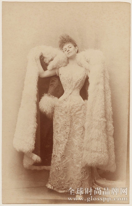 1986 年，巴黎时尚博物馆加列拉宫展览，伊丽莎白·格列身着长裙和外套与蒙古羊在一起。