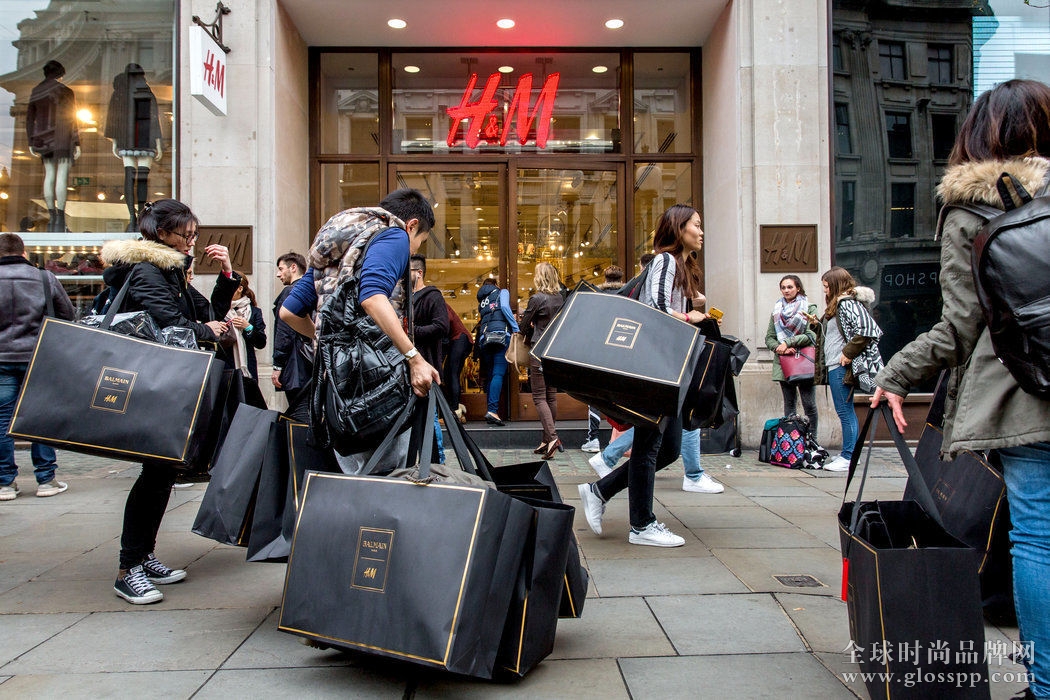 Balmain x H&M 系列发布前，伦敦一家 H&M 店铺外的顾客。图片来源：Rob Stothard ／《纽约时报》